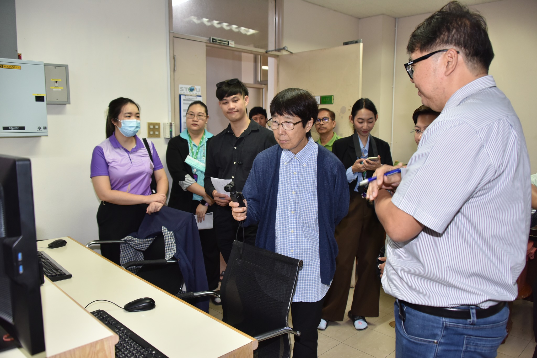 You are currently viewing Prof.Michiko Takagaki อดีตรองอธิการบดี Chiba University ประเทศญี่ปุ่น ซึ่งปัจจุบันเป็นผู้ดูแลศิษย์เก่ามหาวิทยาลัยชิบะภาคพื้นเอเชีย เข้าเยี่ยมชมอาคารศูนย์ผลิตรายการวิทยุและโทรทัศน์ (ตึก EBPC) เพื่อแลกเปลี่ยนเรียนรู้เกี่ยวกับการจัดการเรียนการสอนและงานวิจัย เมื่อวันพุธที่ 7 สิงหาคม 2567 เวลา 10.00 -11.00 น.